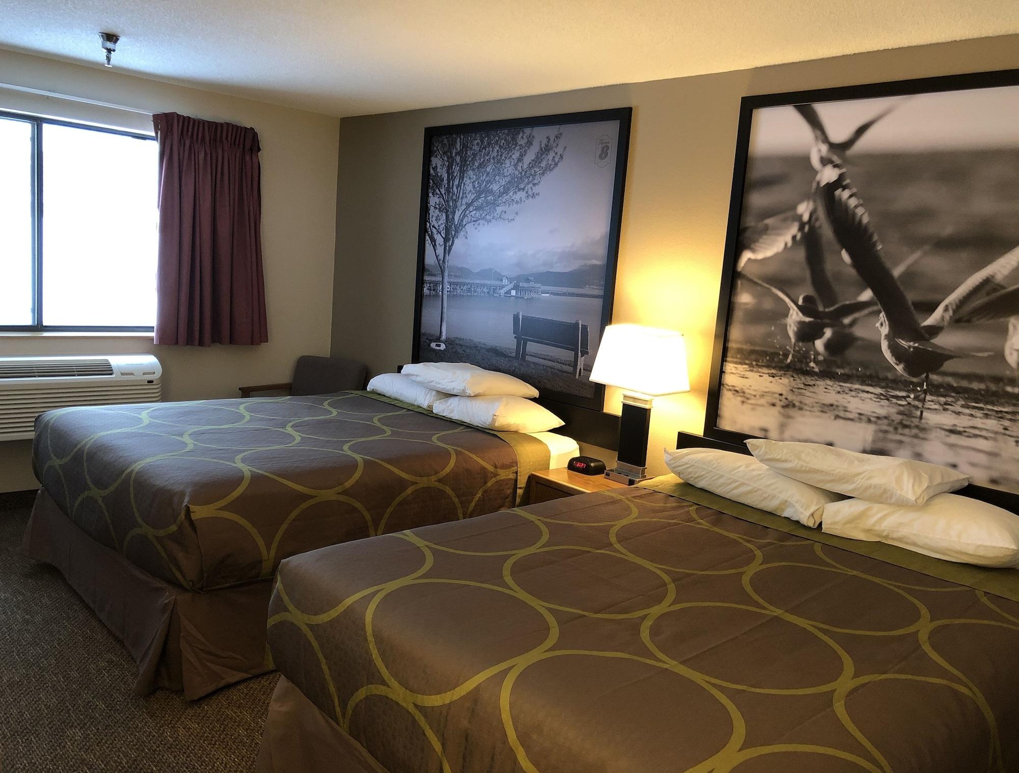 Super 8 By Wyndham Salmon Arm Otel Dış mekan fotoğraf
