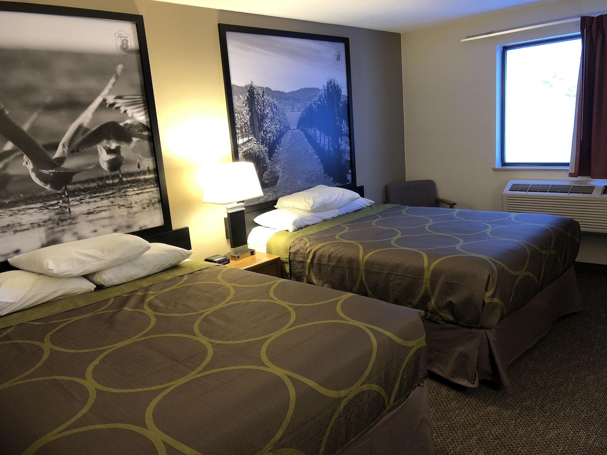 Super 8 By Wyndham Salmon Arm Otel Dış mekan fotoğraf
