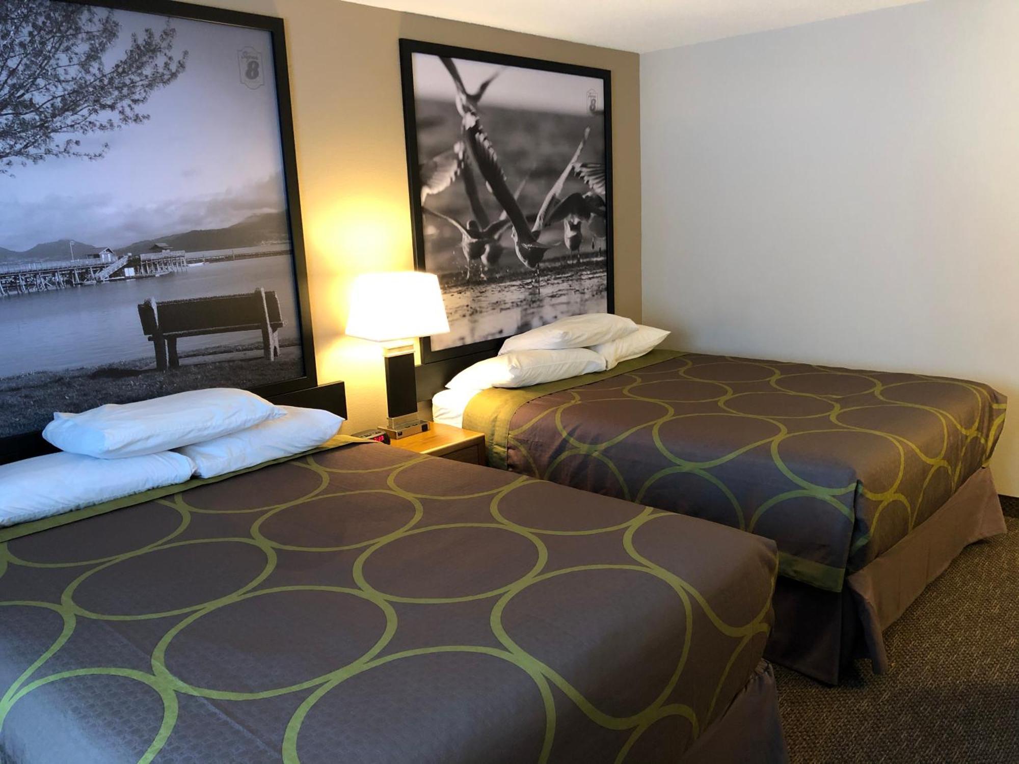 Super 8 By Wyndham Salmon Arm Otel Dış mekan fotoğraf