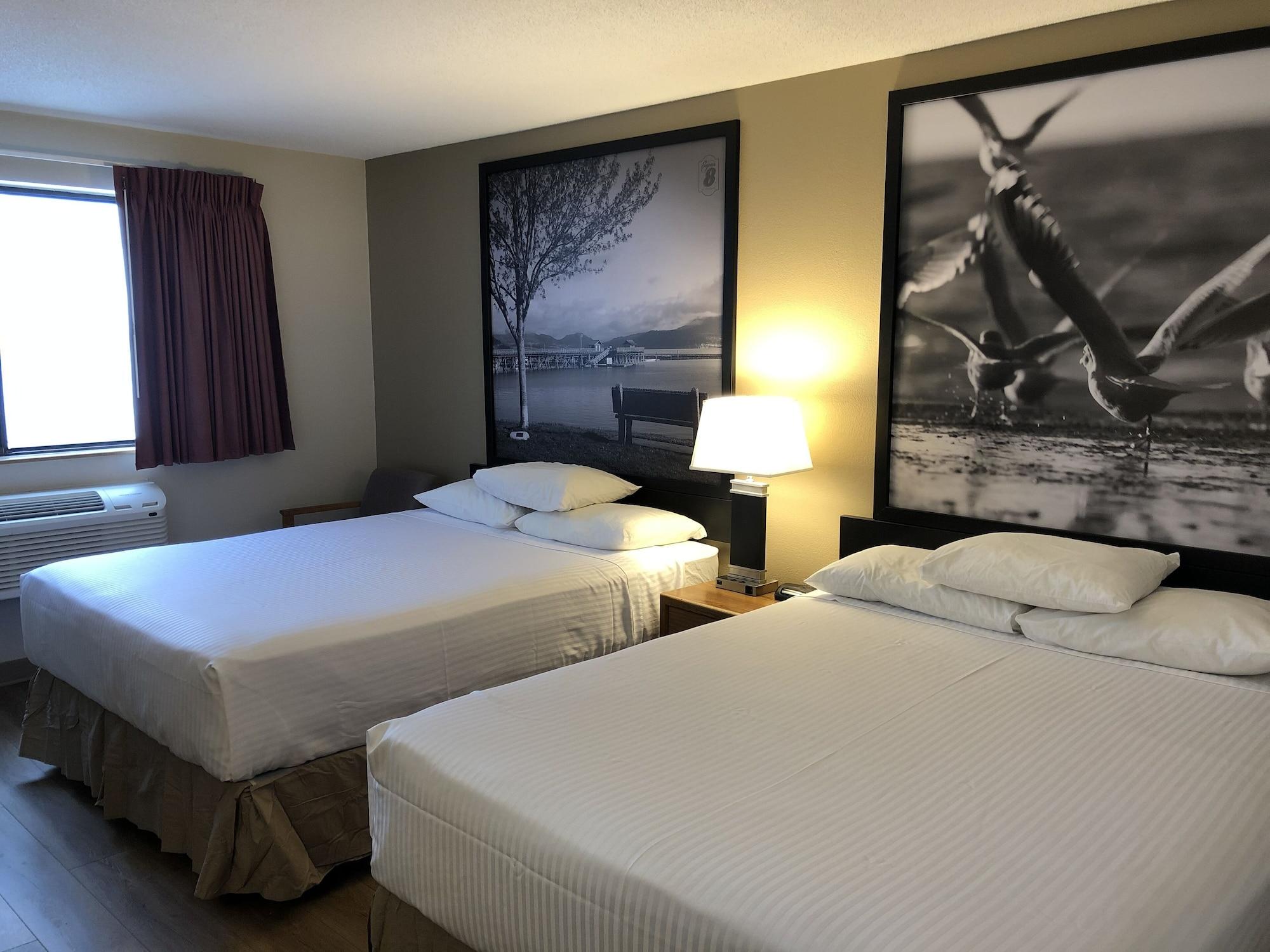 Super 8 By Wyndham Salmon Arm Otel Dış mekan fotoğraf