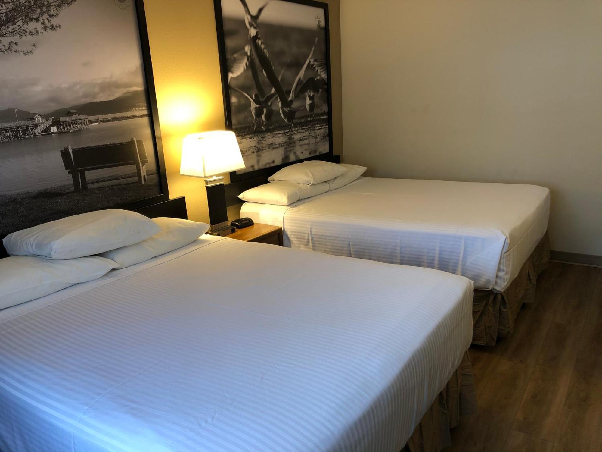 Super 8 By Wyndham Salmon Arm Otel Dış mekan fotoğraf