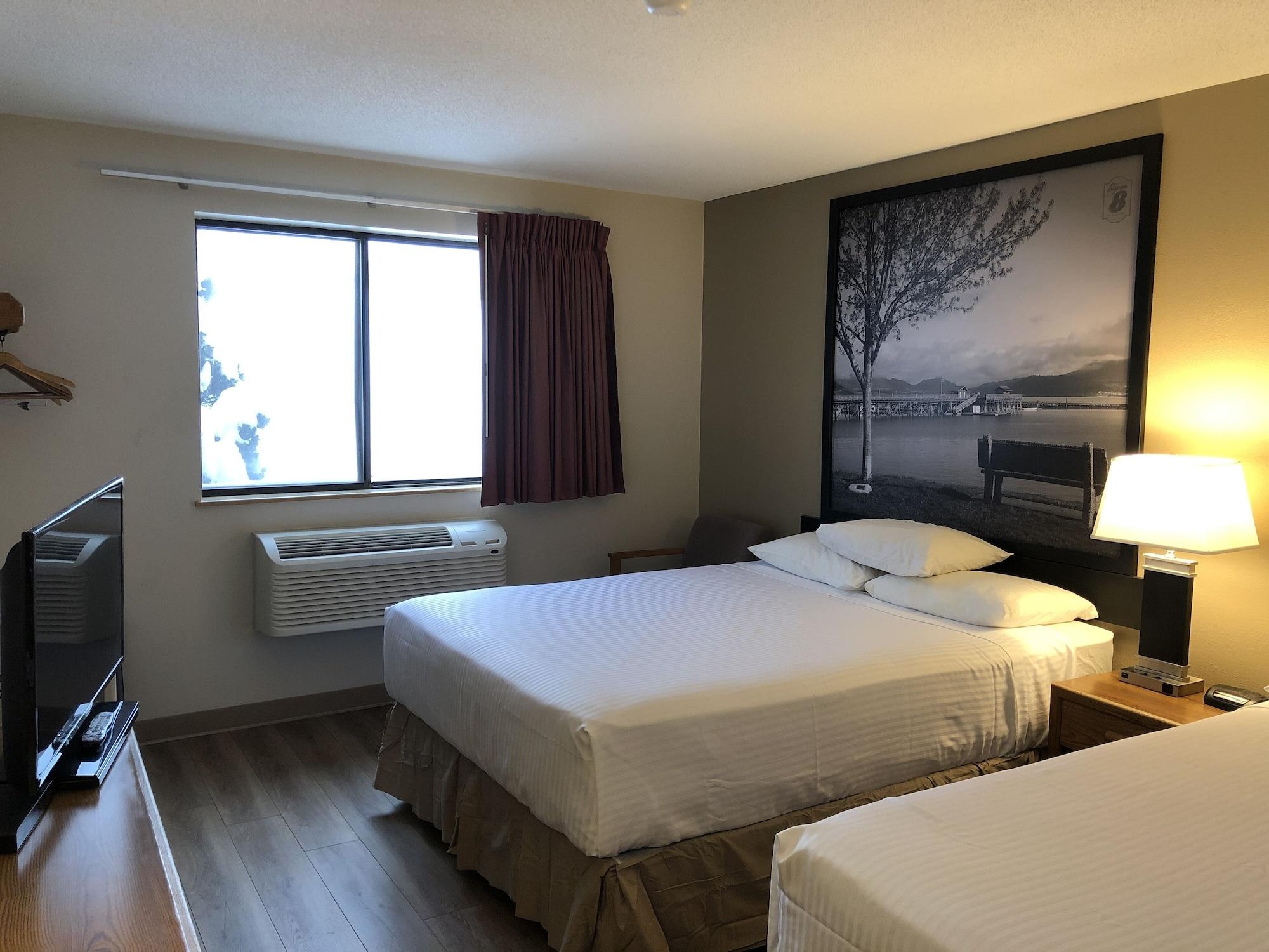 Super 8 By Wyndham Salmon Arm Otel Dış mekan fotoğraf