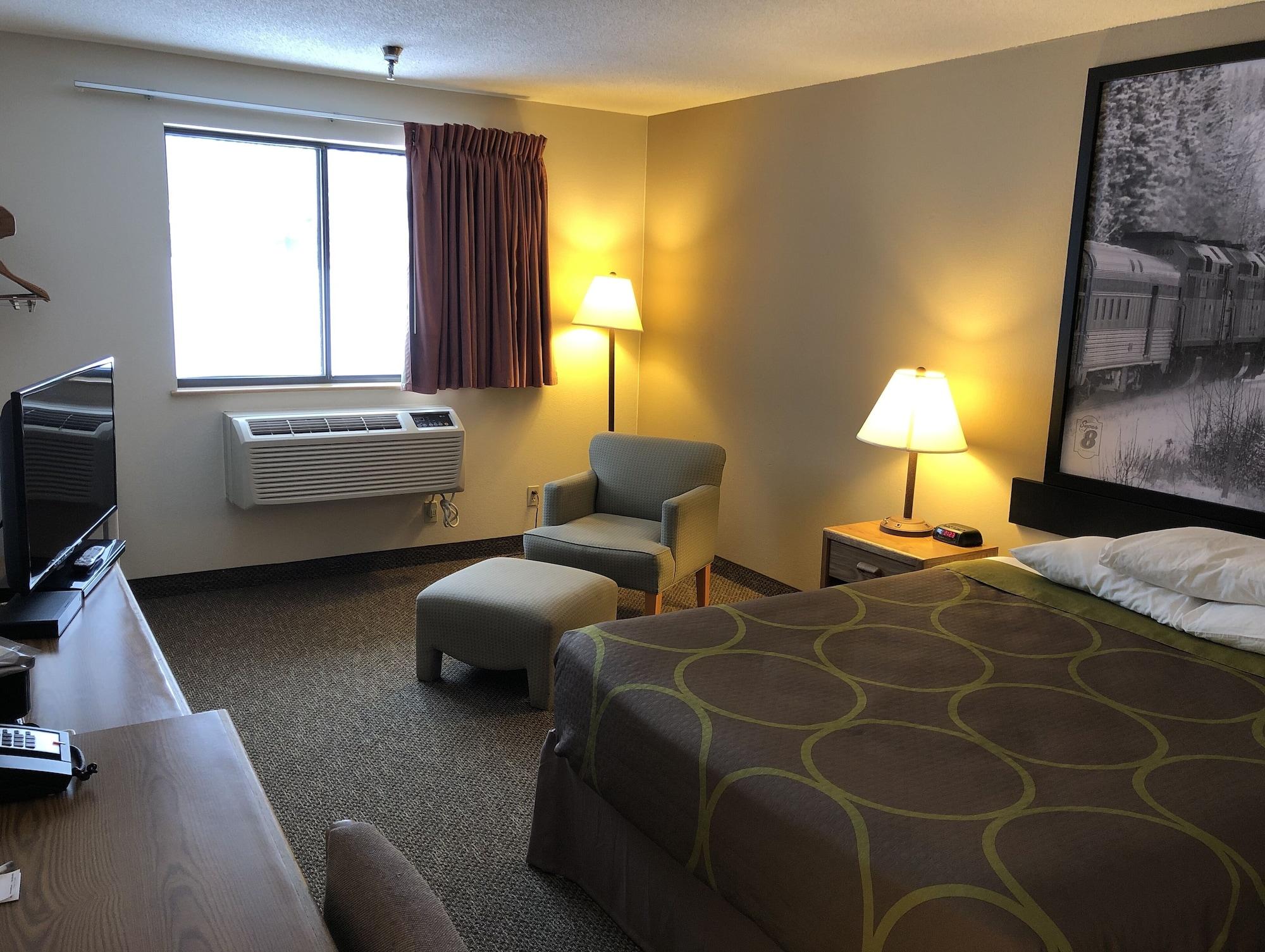 Super 8 By Wyndham Salmon Arm Otel Dış mekan fotoğraf