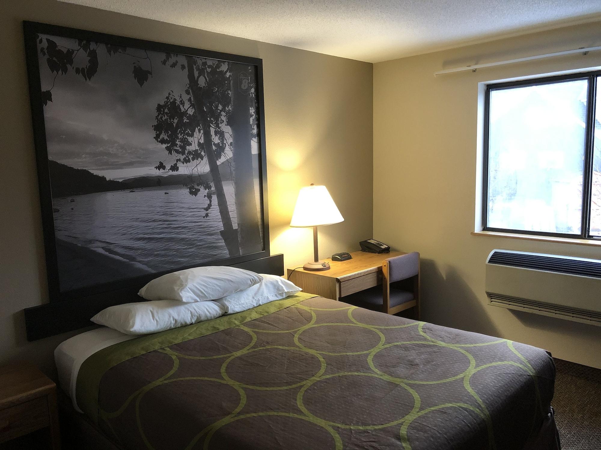Super 8 By Wyndham Salmon Arm Otel Dış mekan fotoğraf