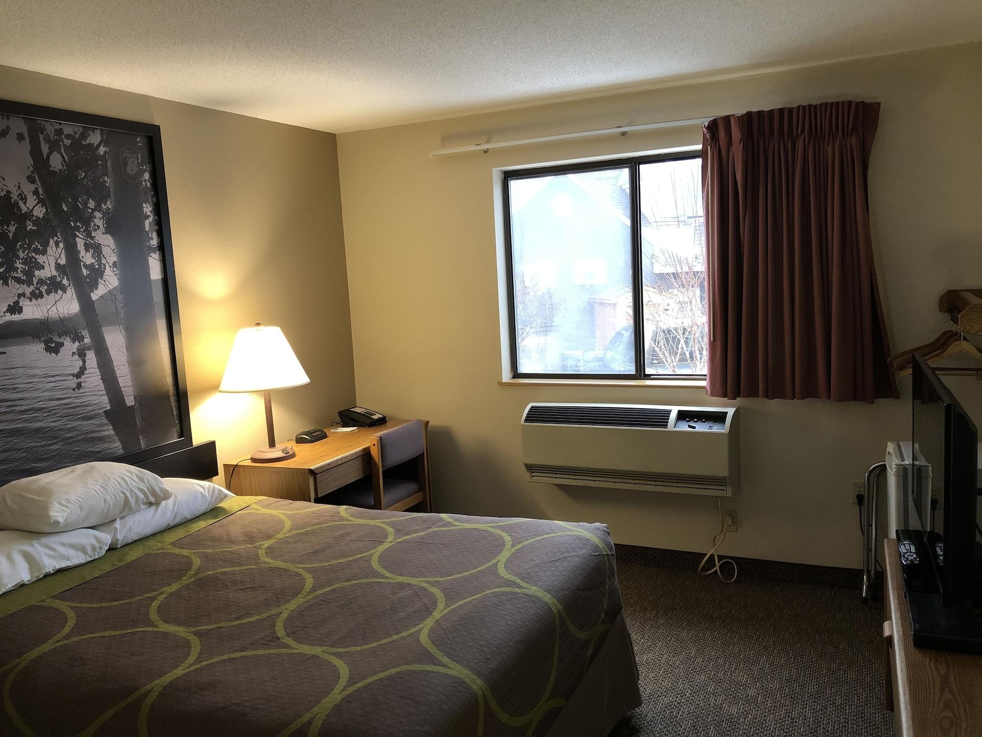 Super 8 By Wyndham Salmon Arm Otel Dış mekan fotoğraf