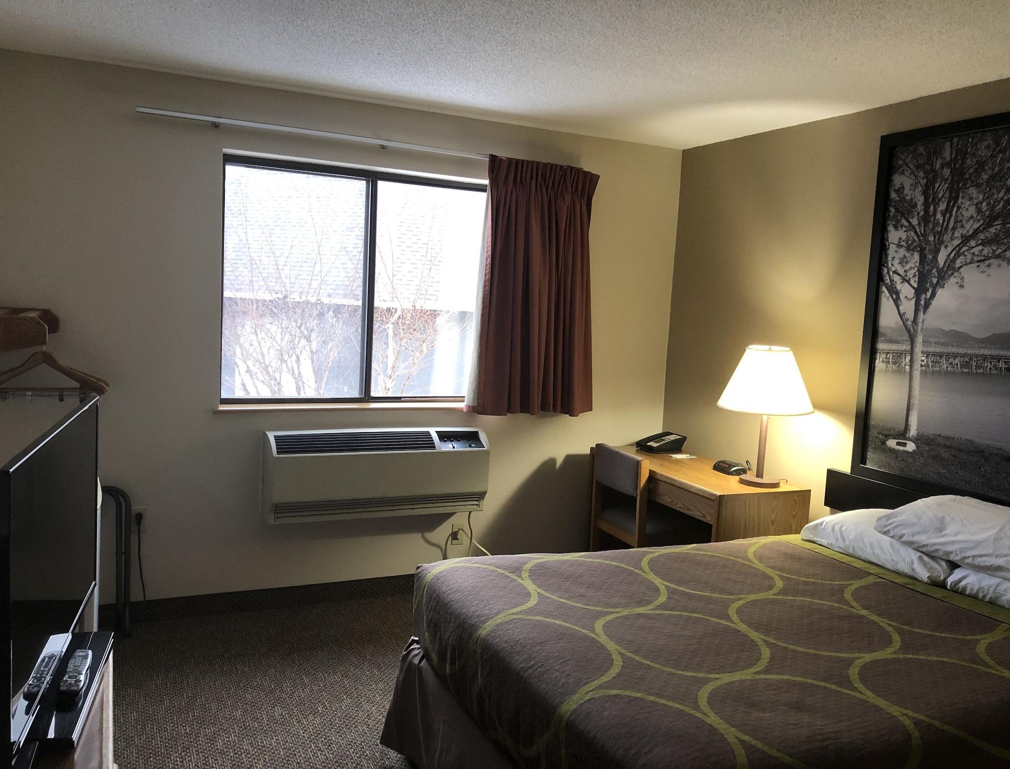 Super 8 By Wyndham Salmon Arm Otel Dış mekan fotoğraf