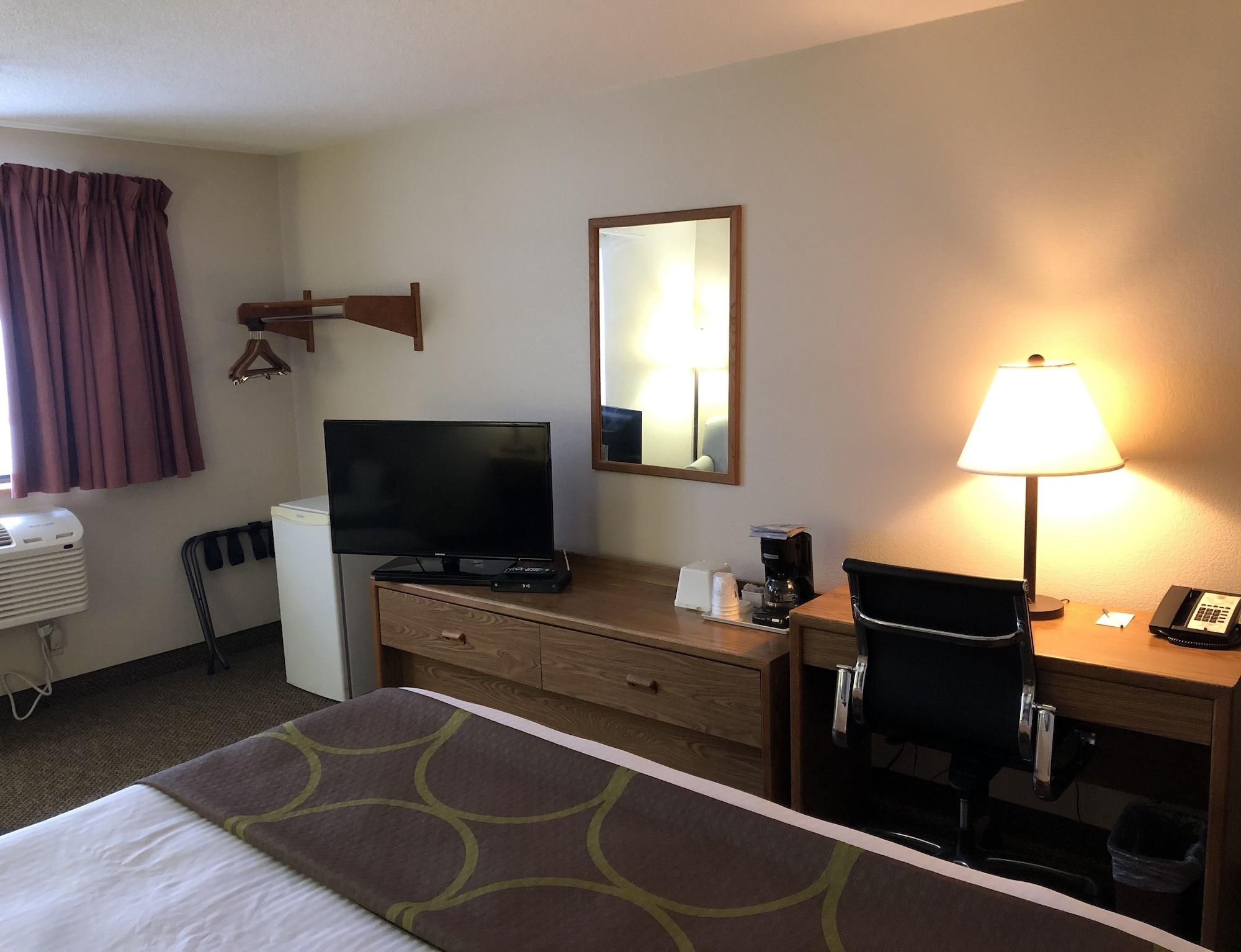 Super 8 By Wyndham Salmon Arm Otel Dış mekan fotoğraf