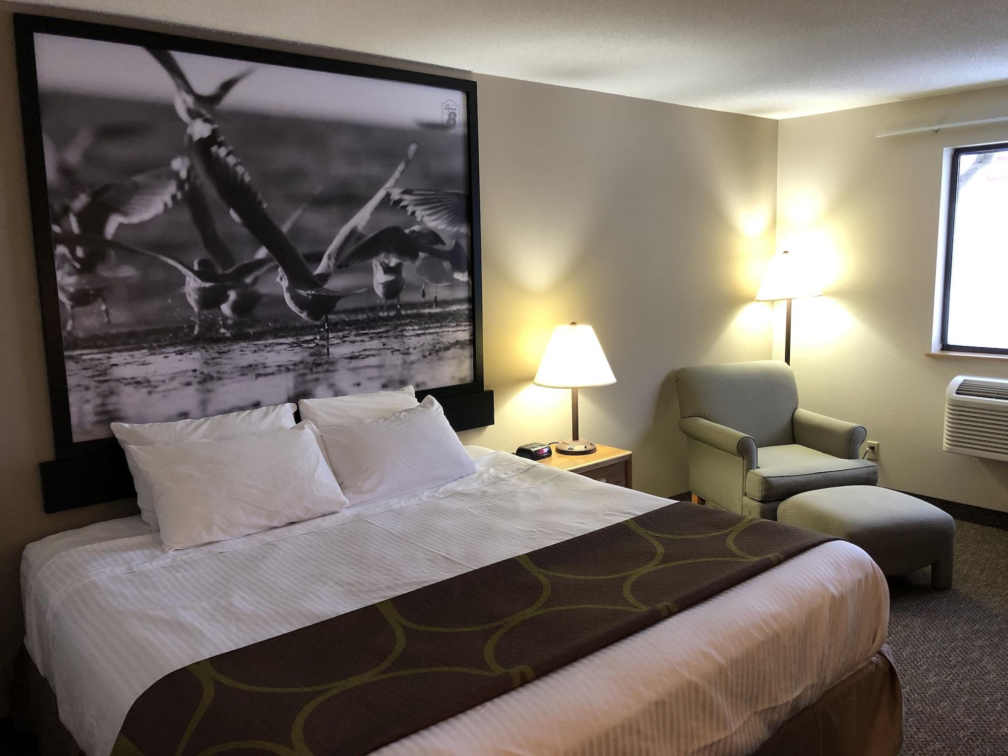 Super 8 By Wyndham Salmon Arm Otel Dış mekan fotoğraf
