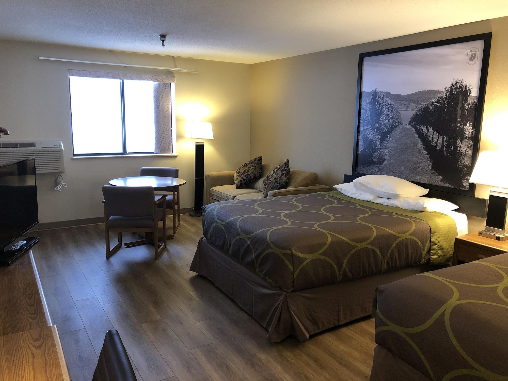 Super 8 By Wyndham Salmon Arm Otel Dış mekan fotoğraf