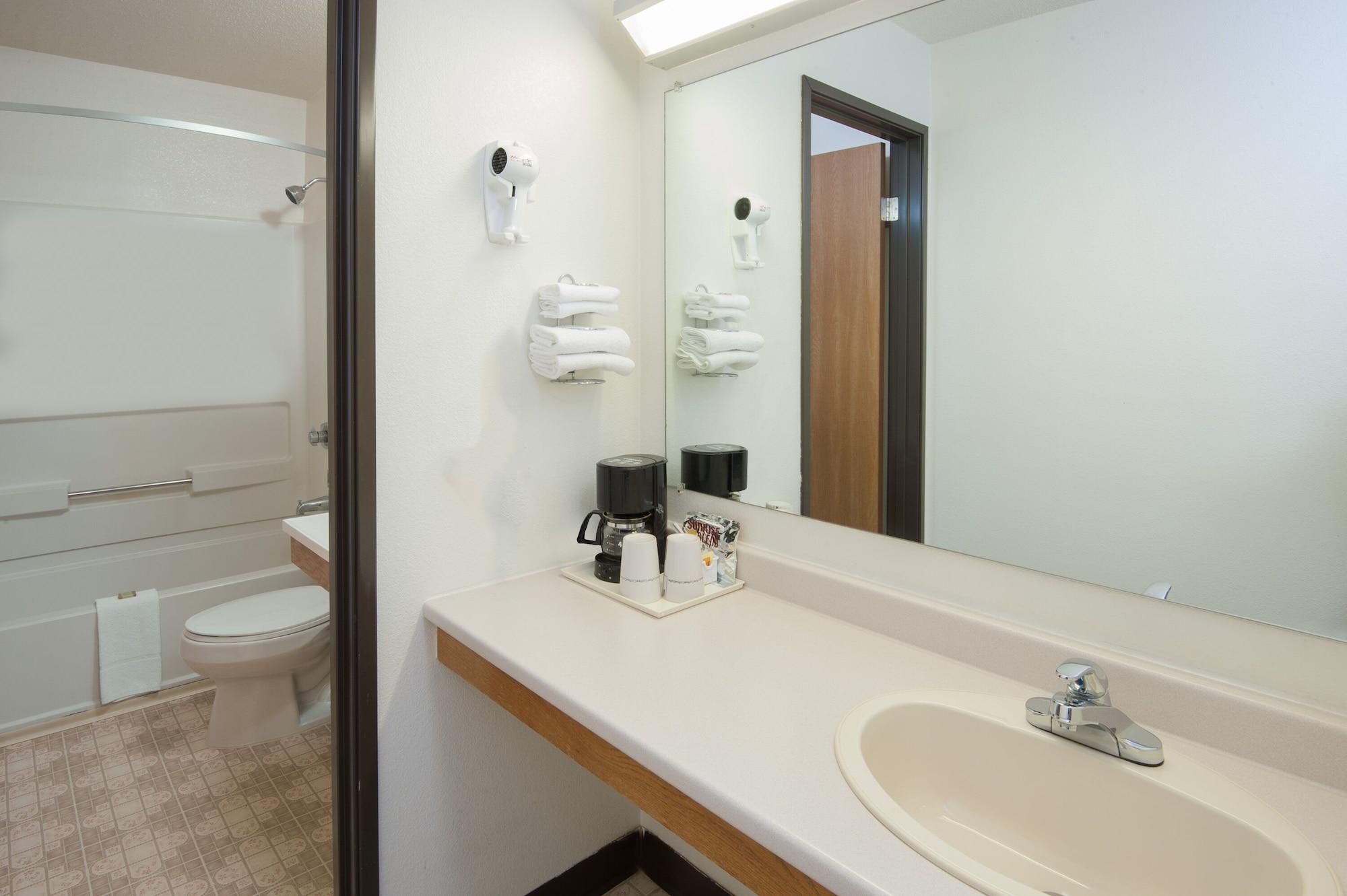 Super 8 By Wyndham Salmon Arm Otel Dış mekan fotoğraf