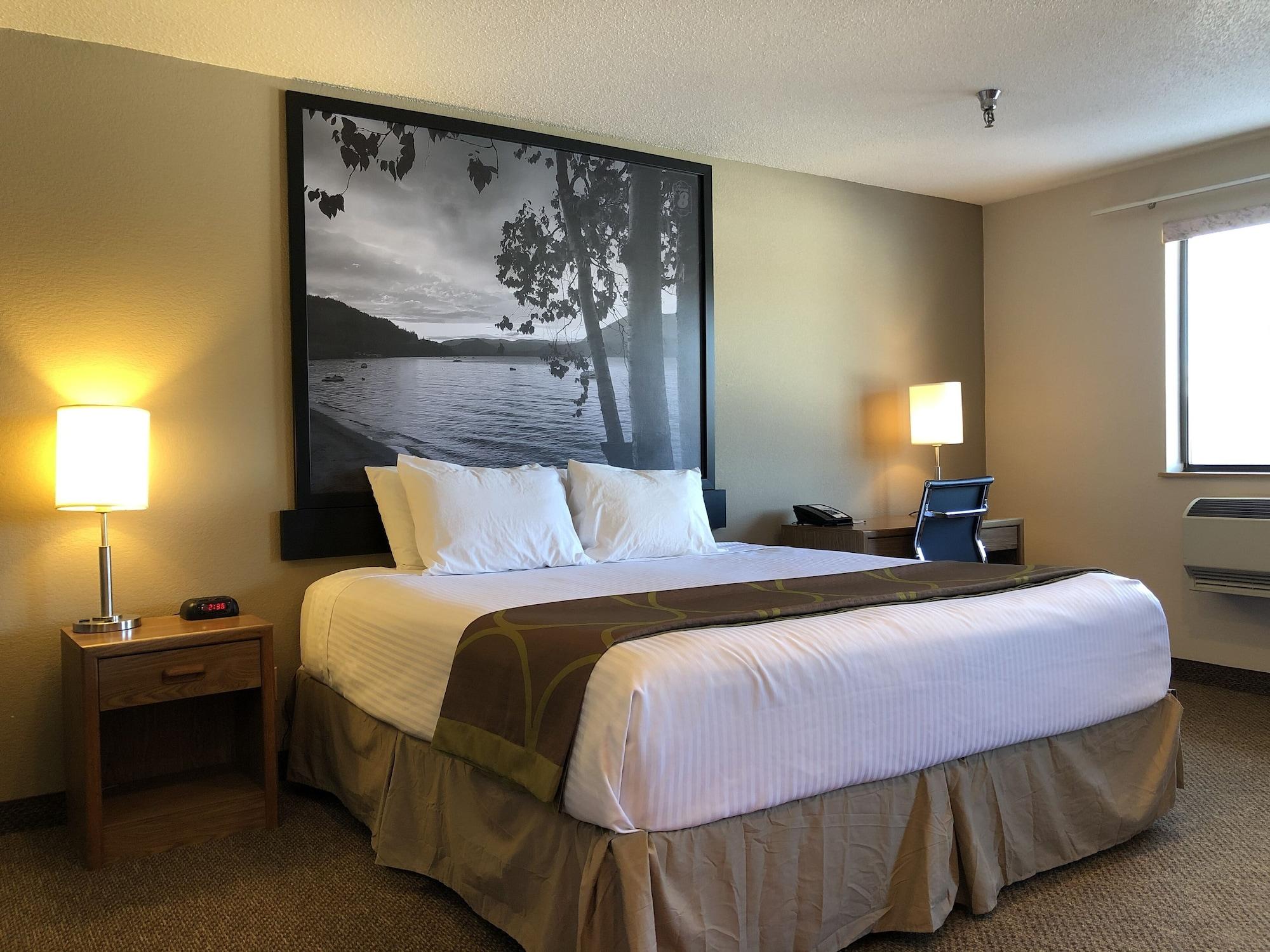 Super 8 By Wyndham Salmon Arm Otel Dış mekan fotoğraf