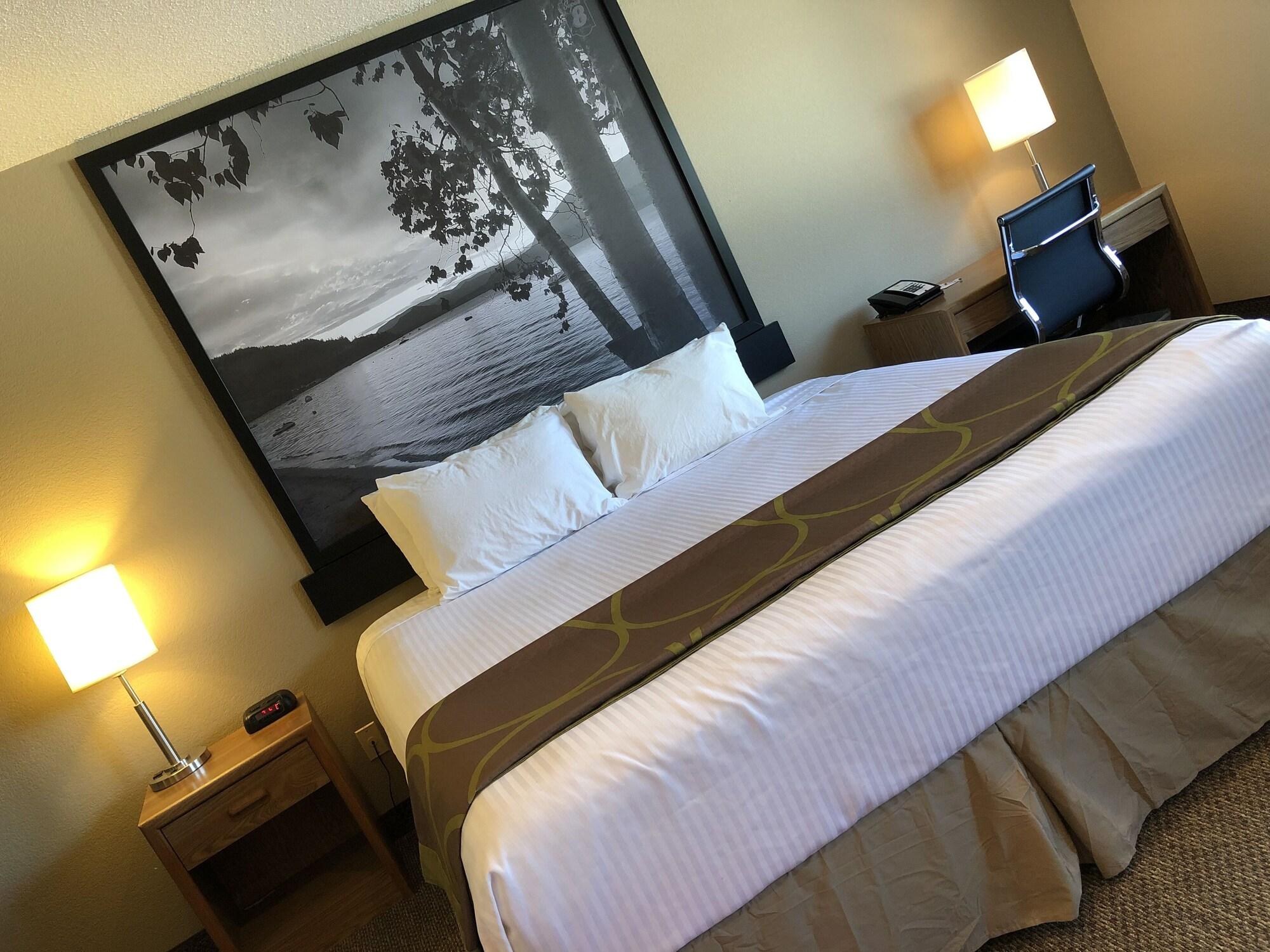 Super 8 By Wyndham Salmon Arm Otel Dış mekan fotoğraf