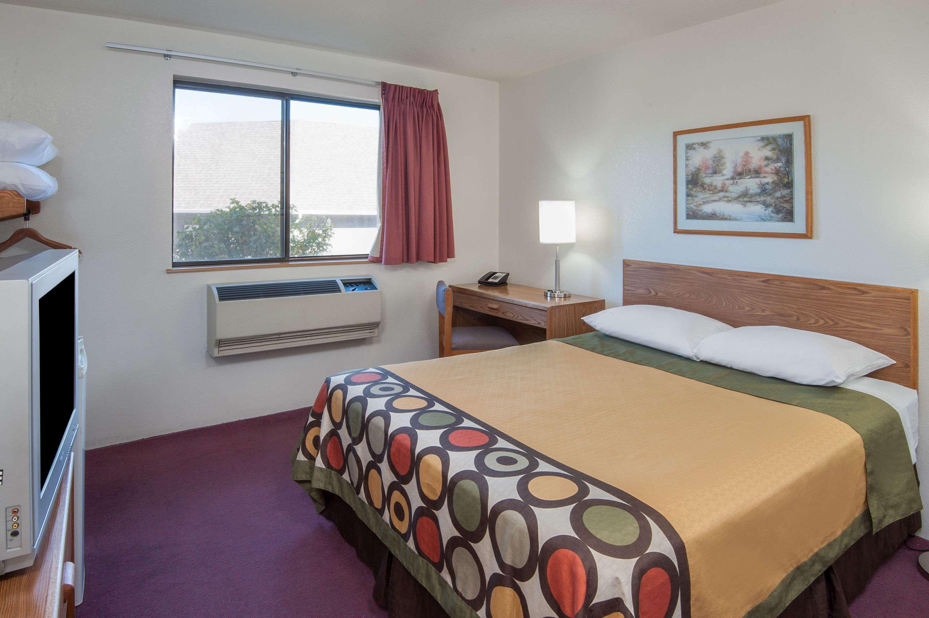 Super 8 By Wyndham Salmon Arm Otel Dış mekan fotoğraf