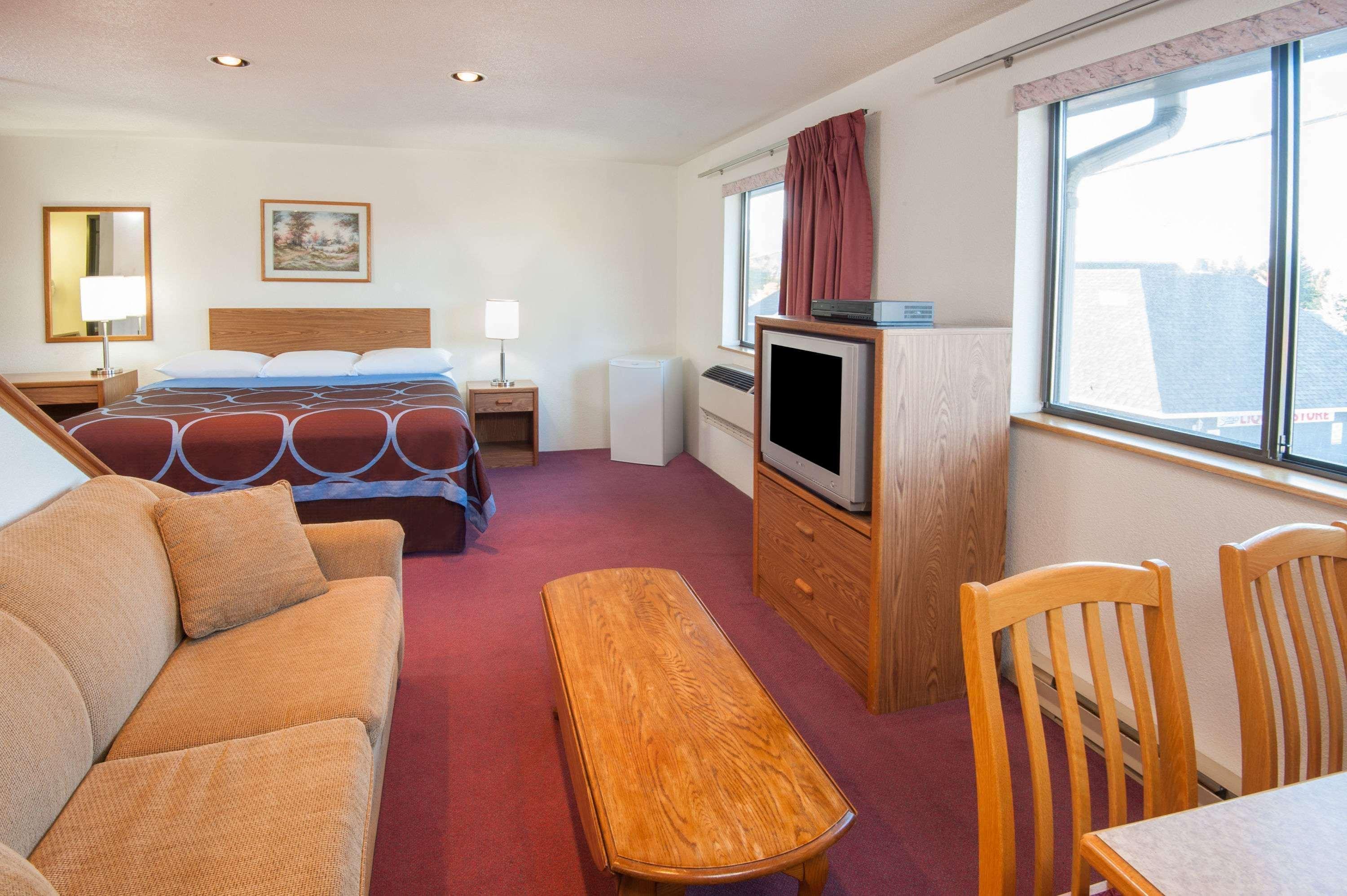 Super 8 By Wyndham Salmon Arm Otel Dış mekan fotoğraf