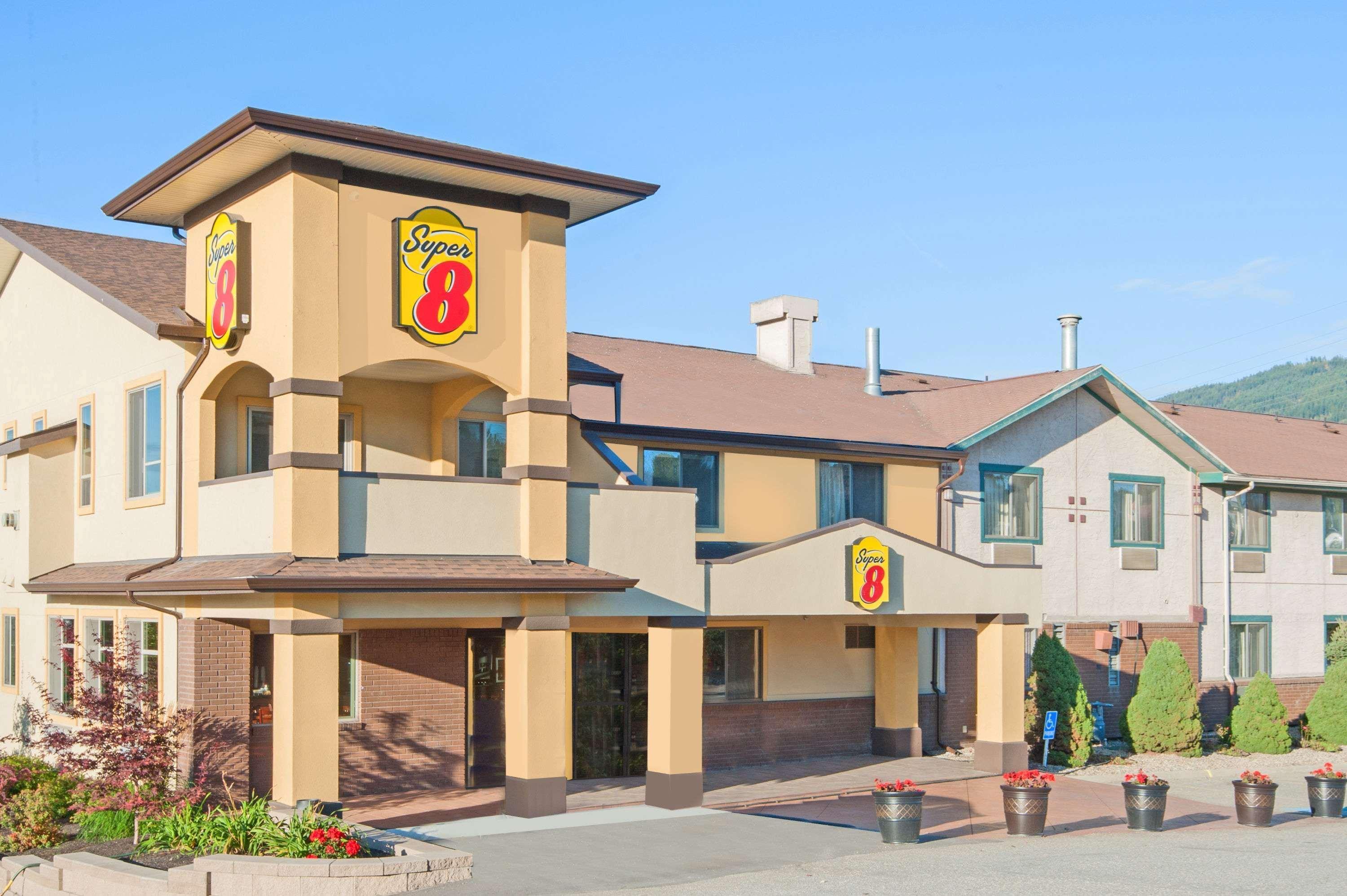 Super 8 By Wyndham Salmon Arm Otel Dış mekan fotoğraf