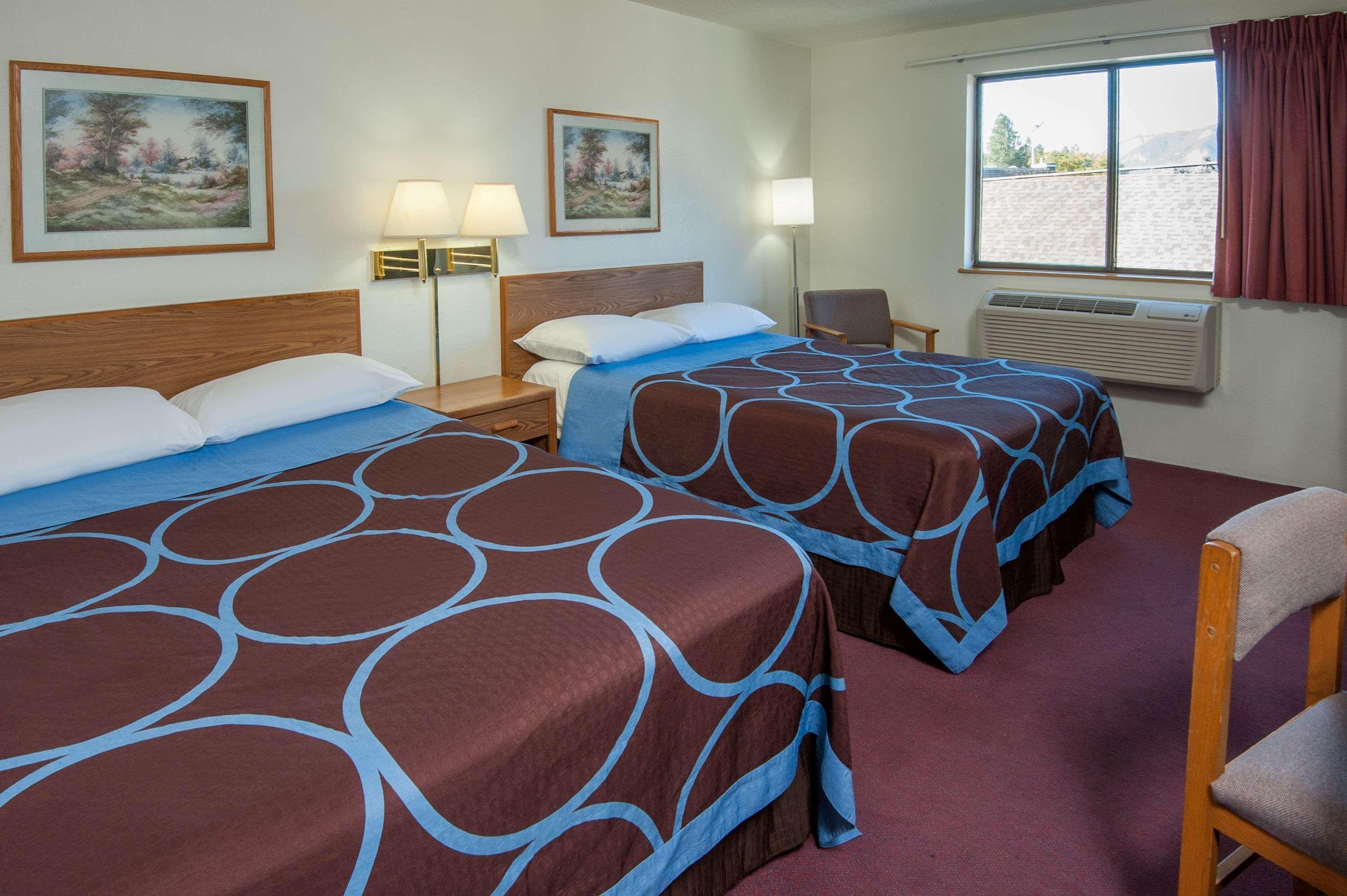Super 8 By Wyndham Salmon Arm Otel Dış mekan fotoğraf