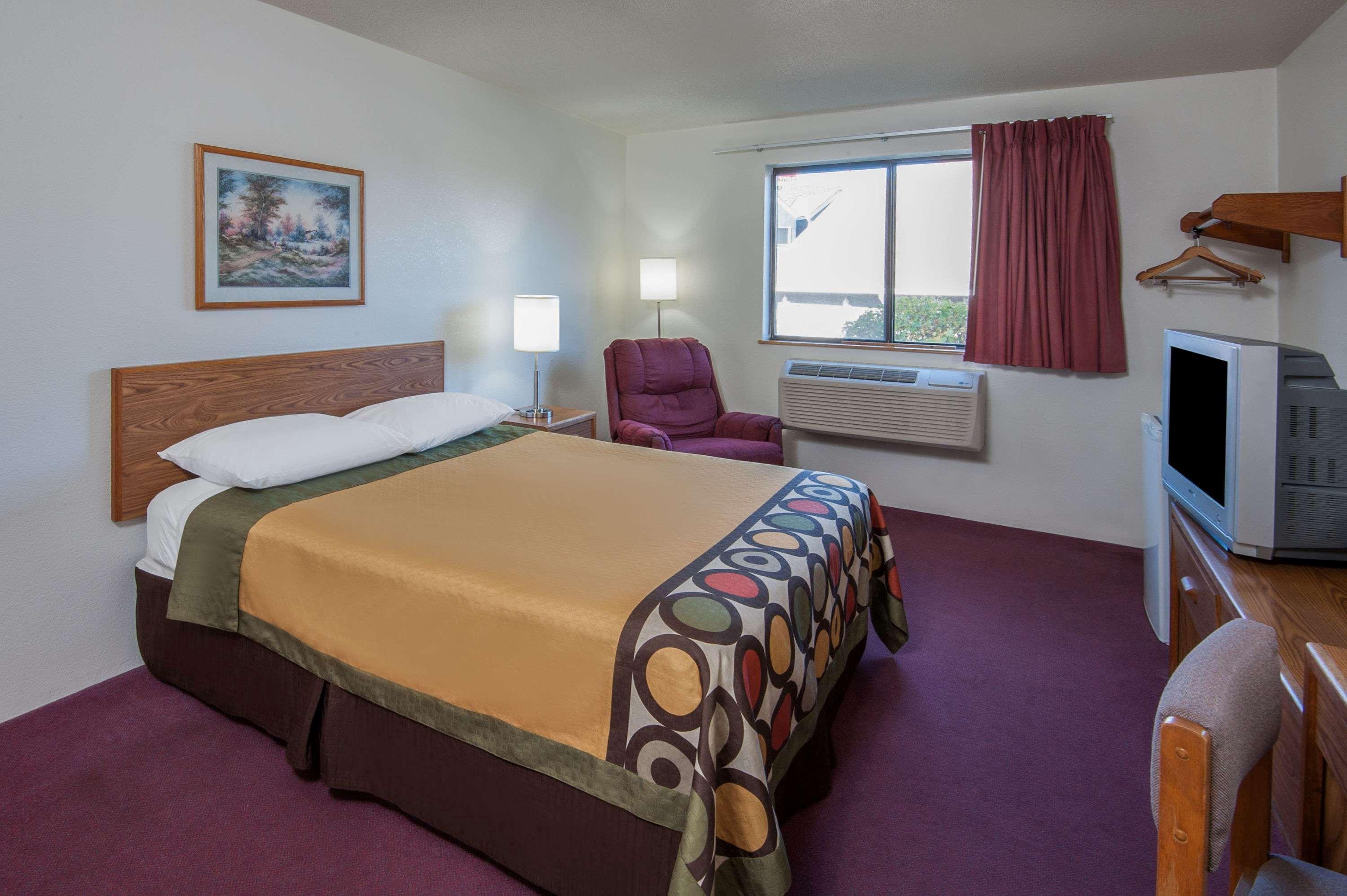 Super 8 By Wyndham Salmon Arm Otel Dış mekan fotoğraf