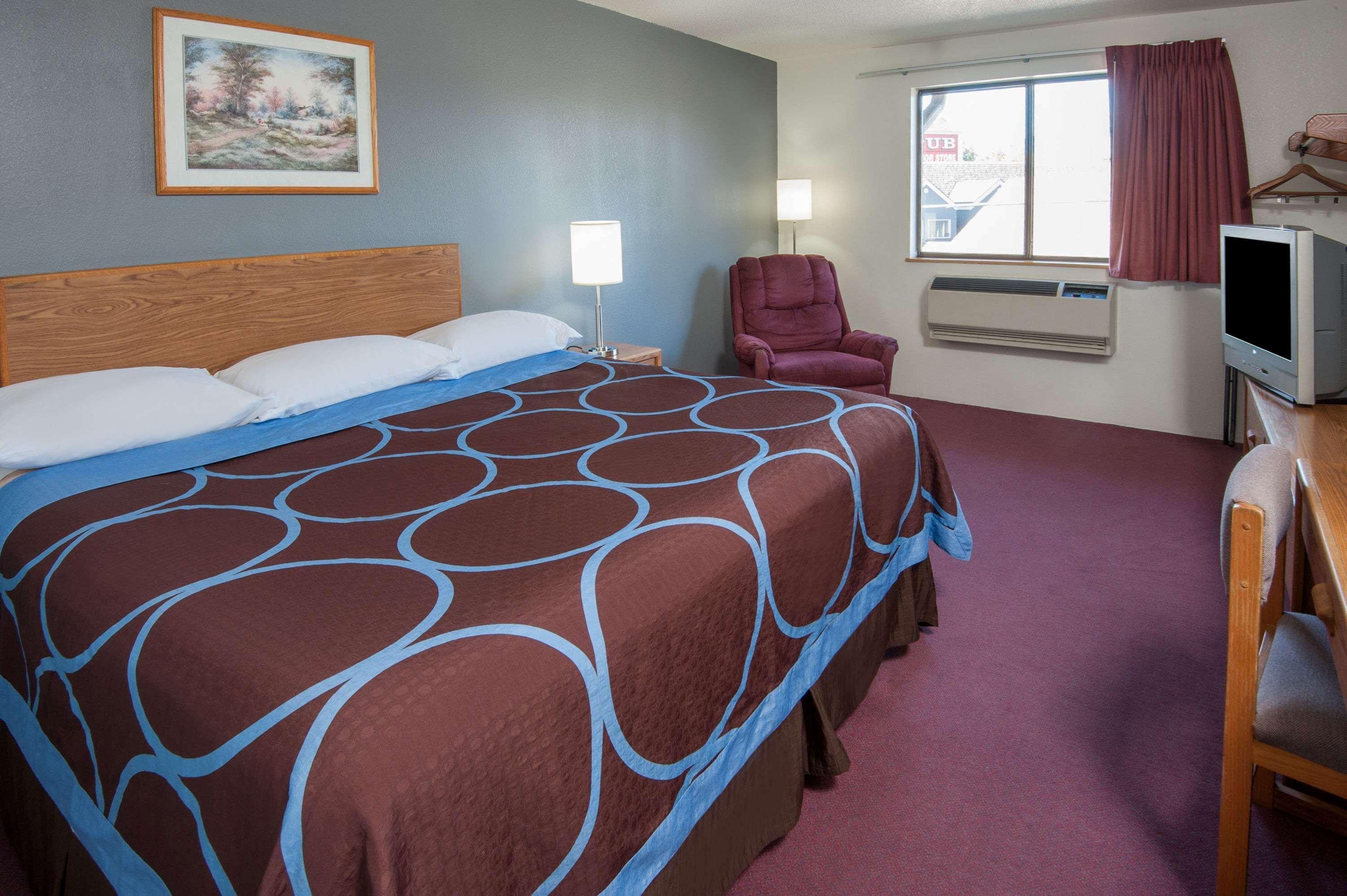 Super 8 By Wyndham Salmon Arm Otel Dış mekan fotoğraf