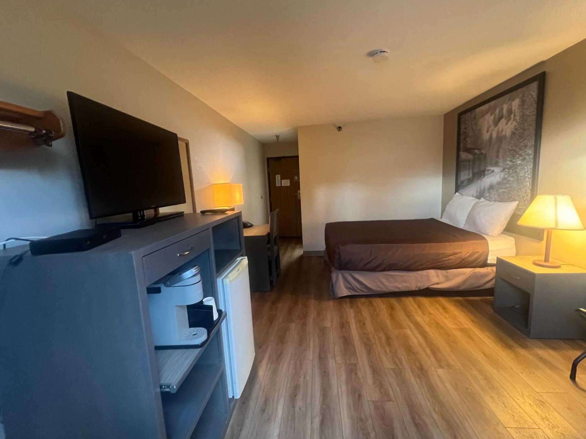 Super 8 By Wyndham Salmon Arm Otel Dış mekan fotoğraf