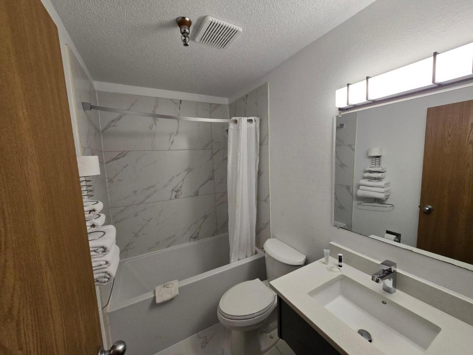 Super 8 By Wyndham Salmon Arm Otel Dış mekan fotoğraf