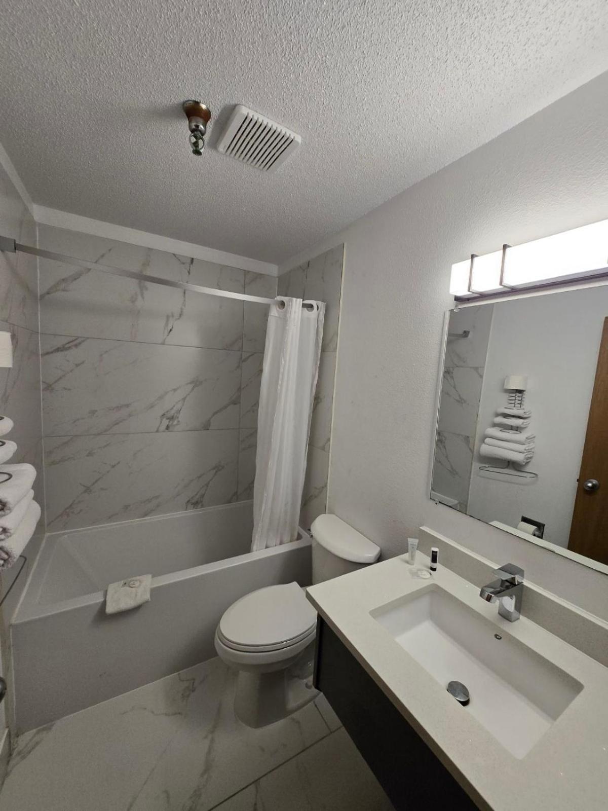 Super 8 By Wyndham Salmon Arm Otel Dış mekan fotoğraf