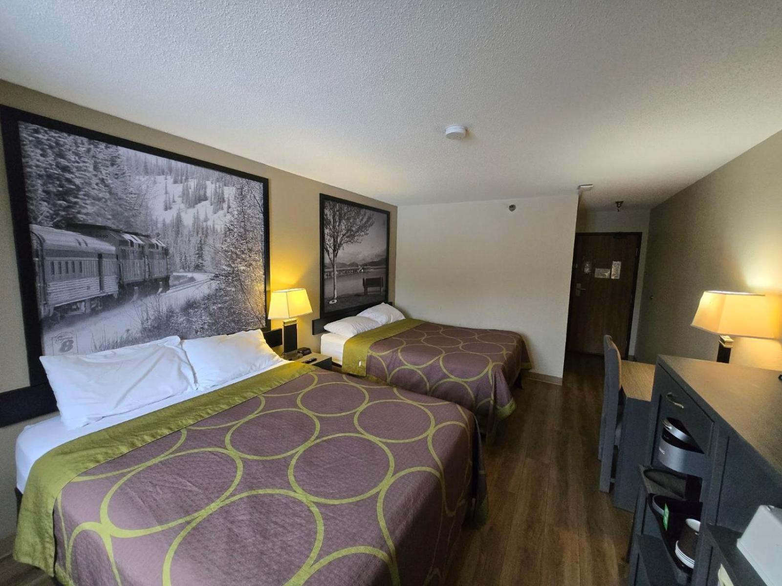 Super 8 By Wyndham Salmon Arm Otel Dış mekan fotoğraf