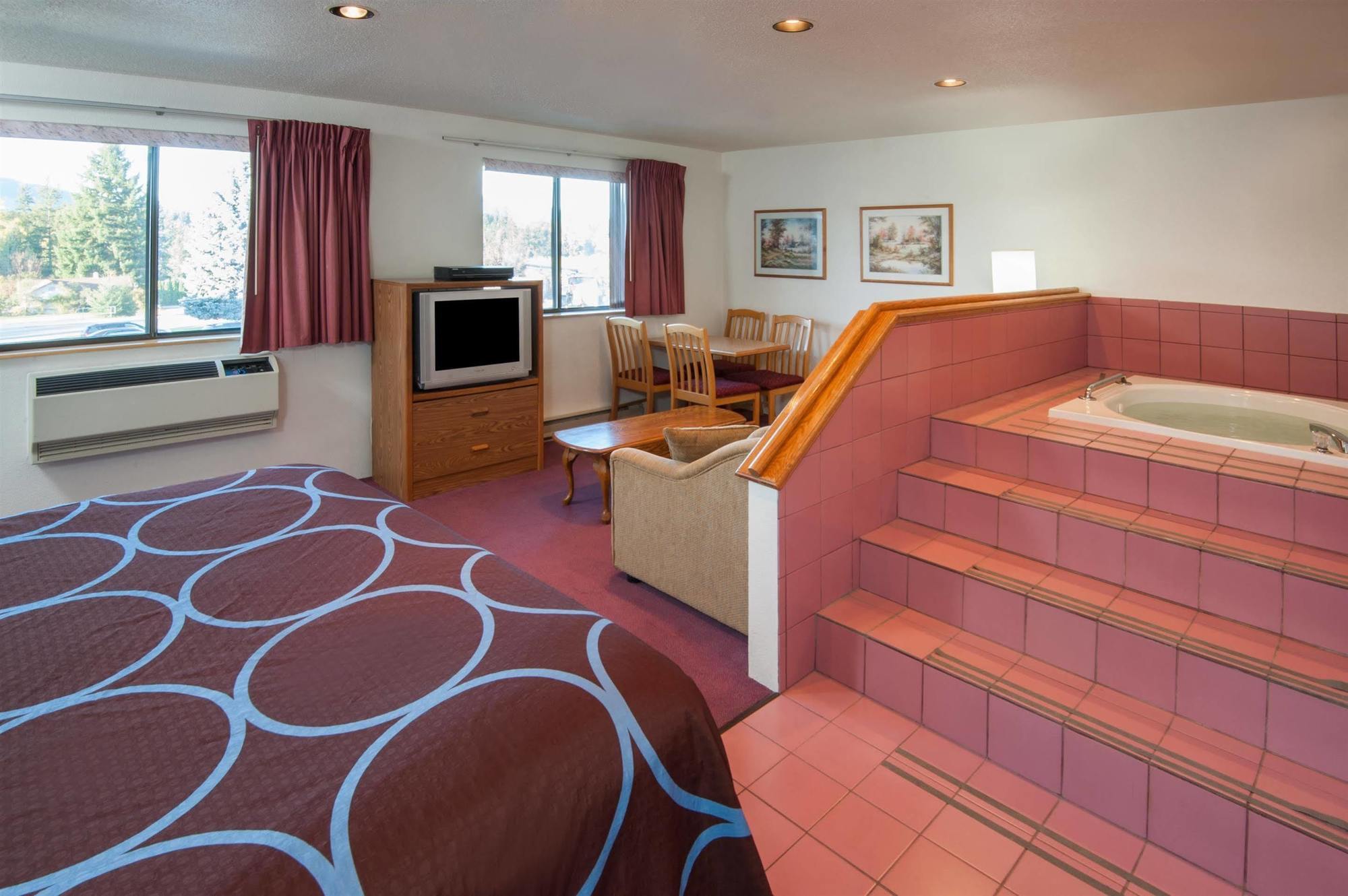 Super 8 By Wyndham Salmon Arm Otel Dış mekan fotoğraf